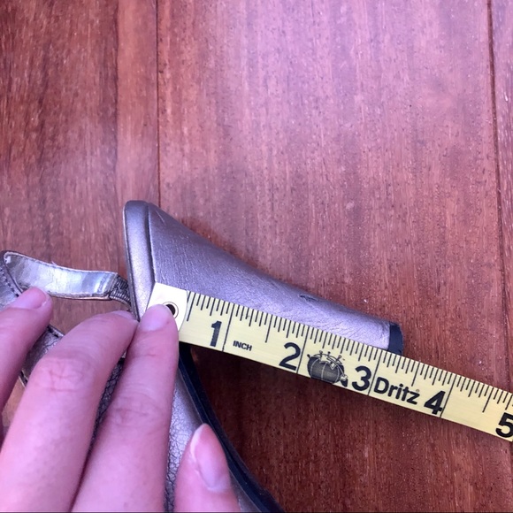 Xhilaration Silver Heels Ruffle Top Size 6 - Picture 13 of 13